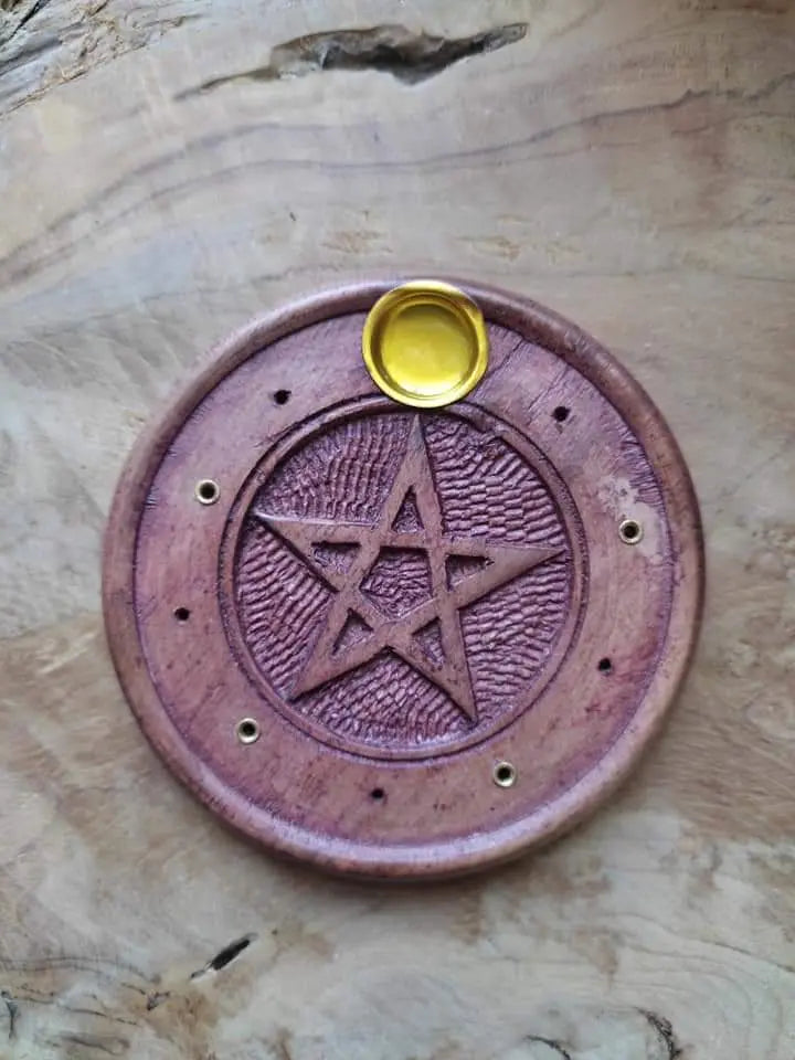 Porte-encens et cônes en bois